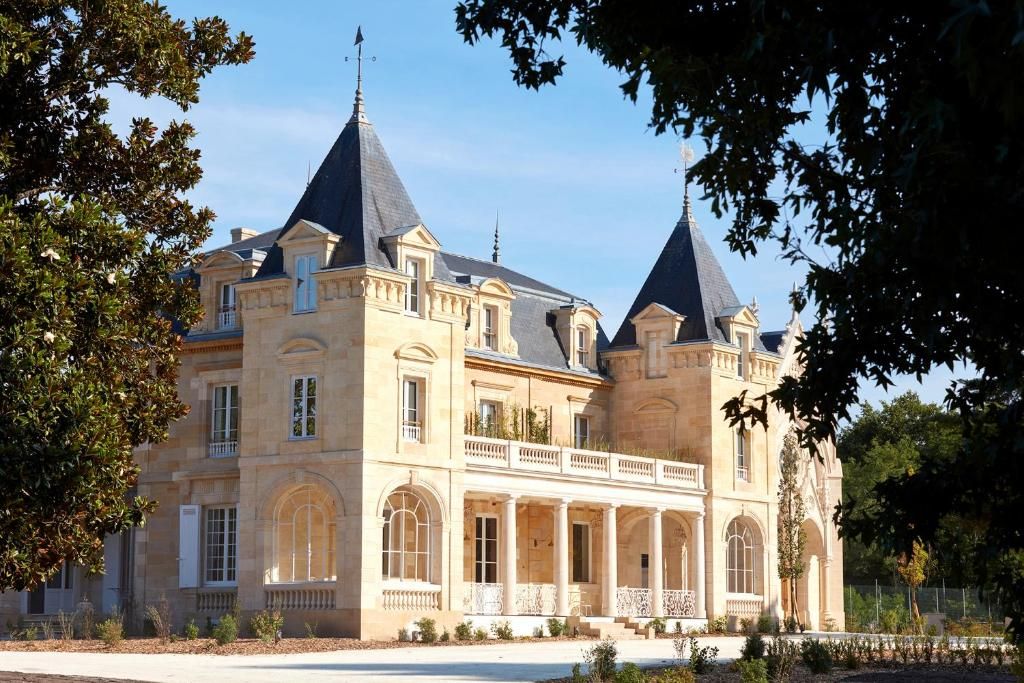 Discover the Charm of Château Léognan, Domaine Viticole – Proche Bordeaux: A Luxurious Stay Awaits