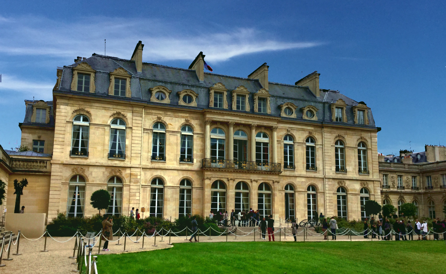 Champs-Élysées: The Paris Avenue That’s Basically a Main Character Energy