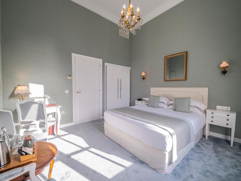 Château D&#8217;Artigny: Slay Your Stay at This French Castle Vibe