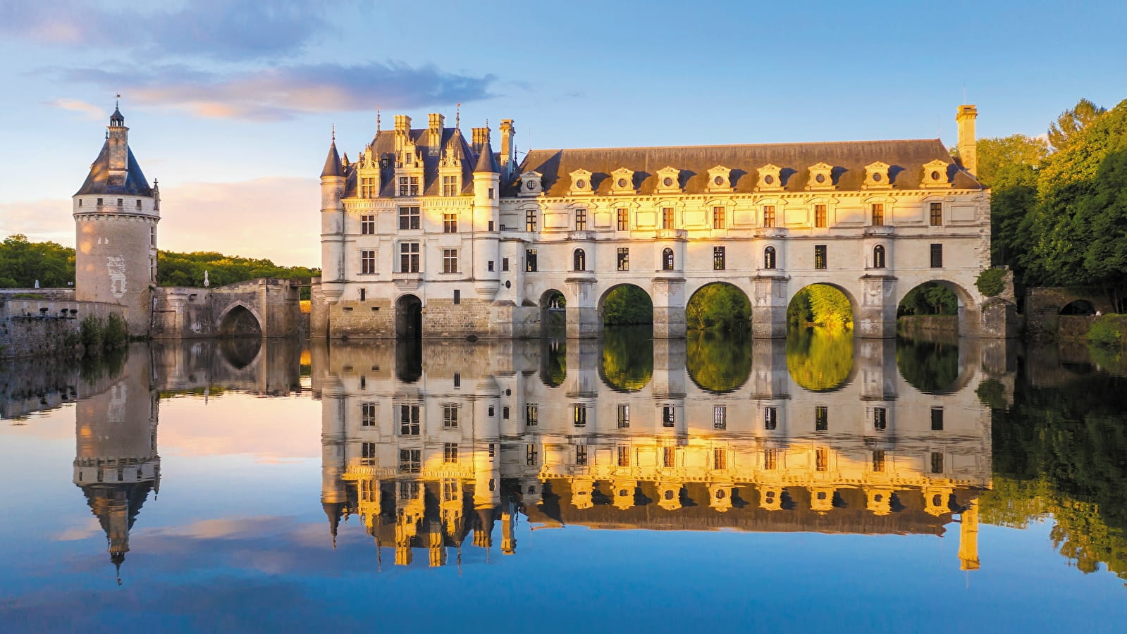 Chenonceau: The Castle That Defines Elegance in the Loire Valley