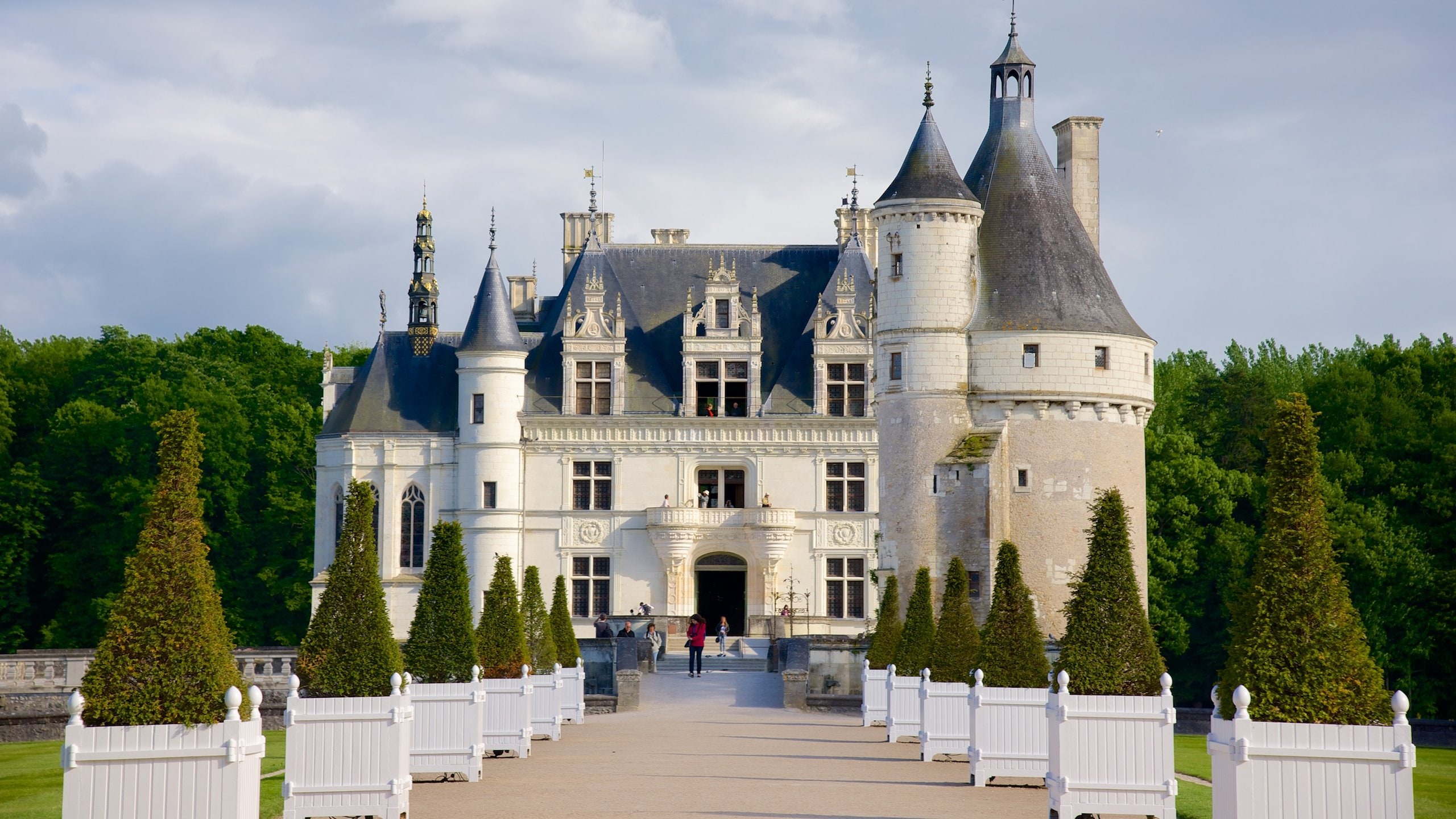 Chenonceau: The Castle That Defines Elegance in the Loire Valley