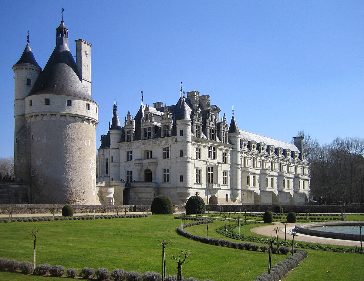 Chenonceau: The Castle That Defines Elegance in the Loire Valley