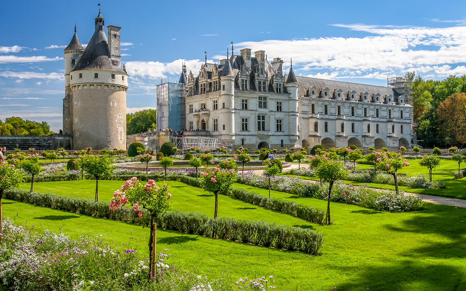 Chenonceau: The Castle That Defines Elegance in the Loire Valley