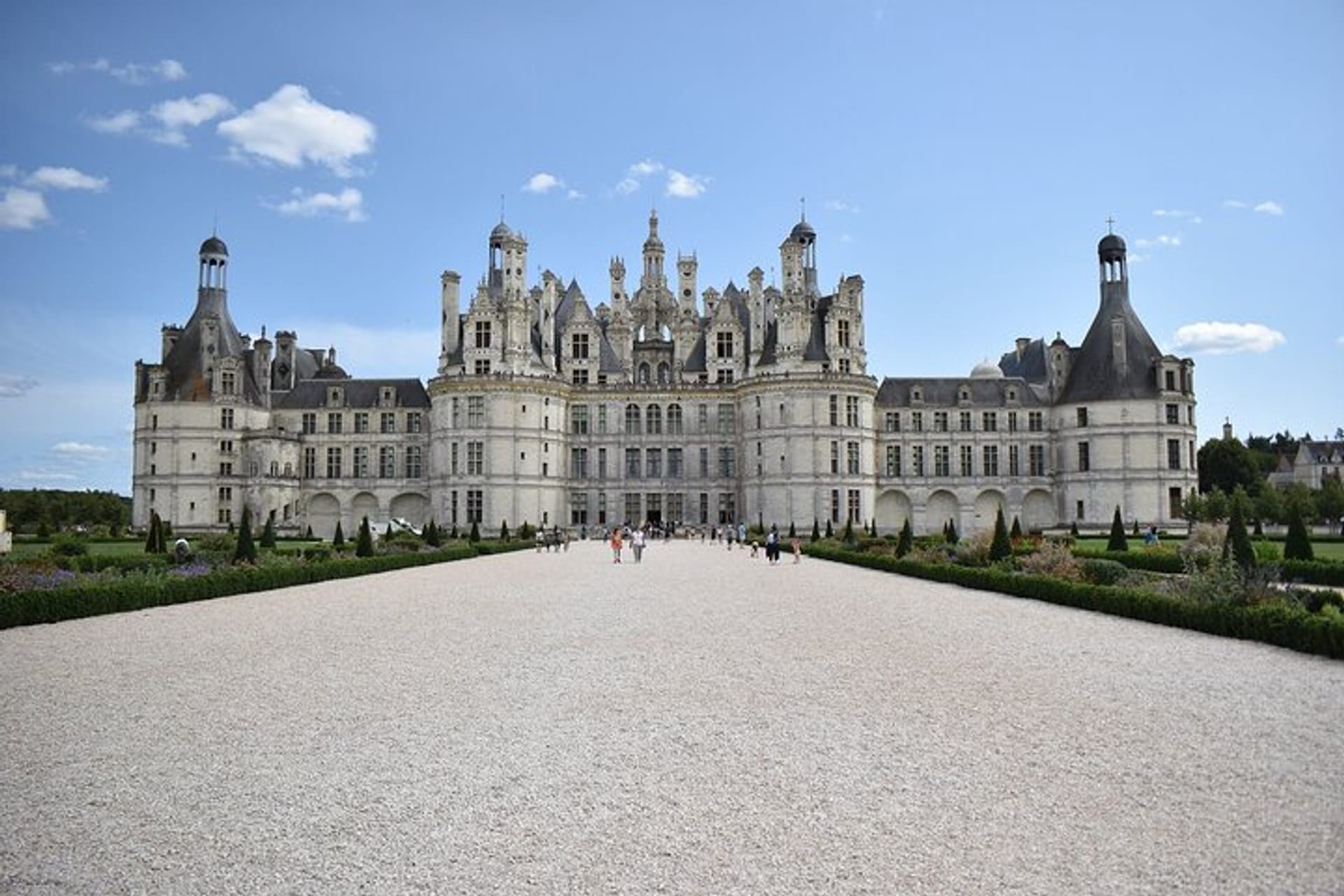 Chenonceau: The Castle That Defines Elegance in the Loire Valley