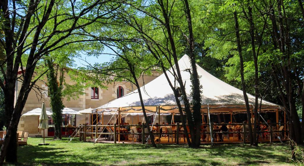 Discover the Charm of Château Léognan, Domaine Viticole &#8211; Proche Bordeaux: A Luxurious Stay Awaits