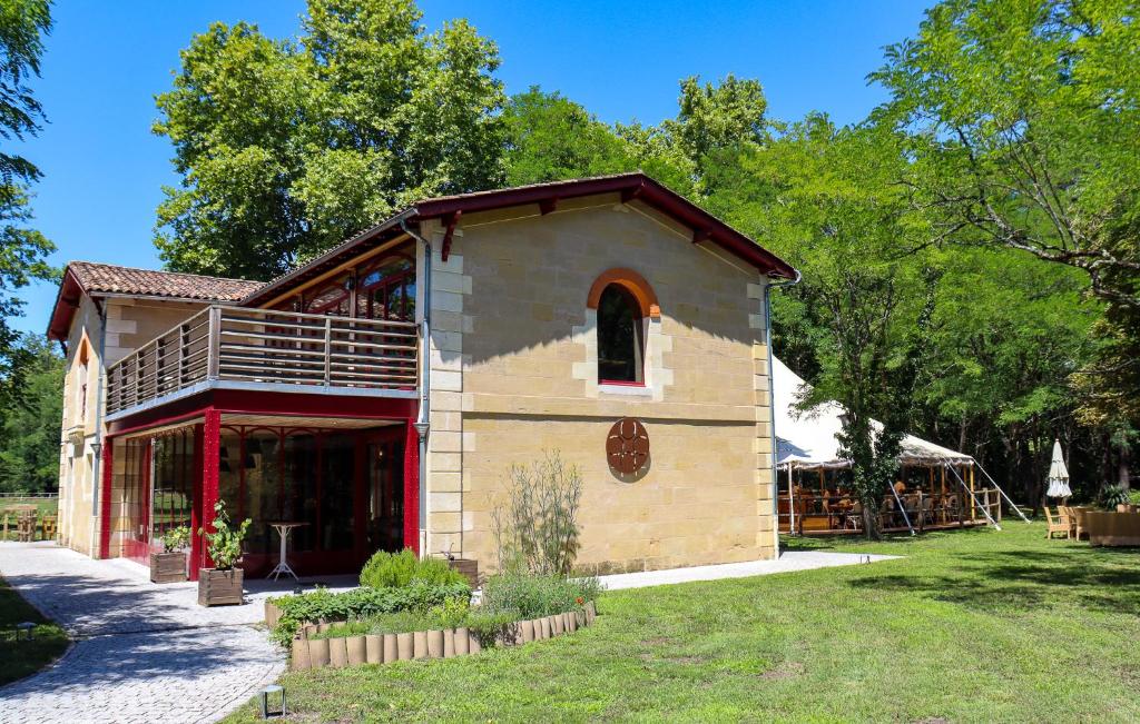 Discover the Charm of Château Léognan, Domaine Viticole &#8211; Proche Bordeaux: A Luxurious Stay Awaits
