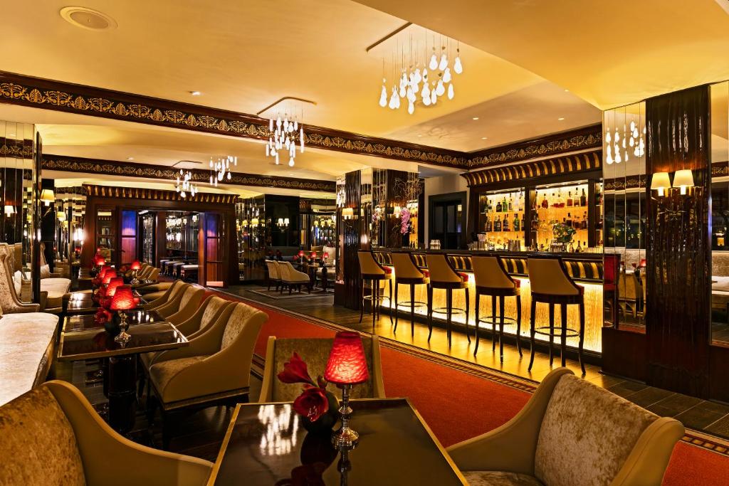 Hôtel Barrière Le Majestic Cannes: Your Luxurious Getaway Awaits in the Heart of Cannes