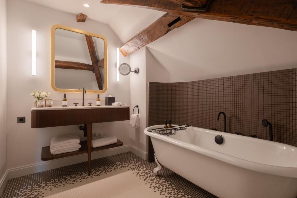 Hôtel Les Lumières &#8211; Relais &#038; Châteaux: Discover the Epitome of Luxury in Versailles