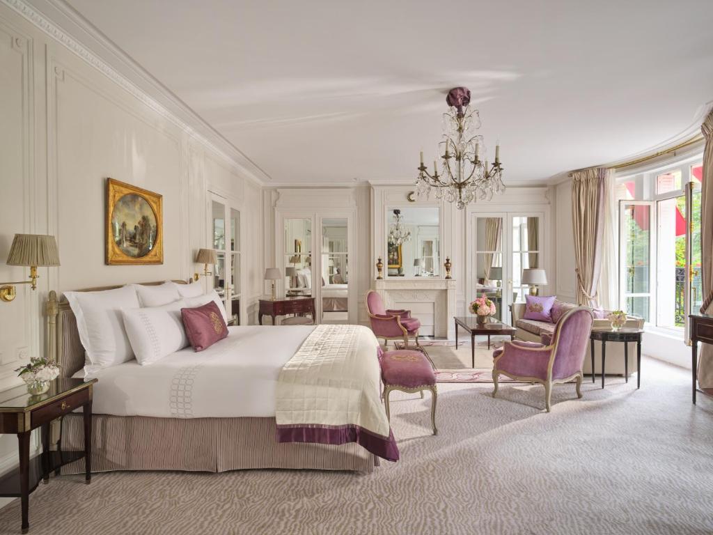 Hôtel Plaza Athénée &#8211; Dorchester Collection: Discover Paris Luxury at Its Finest