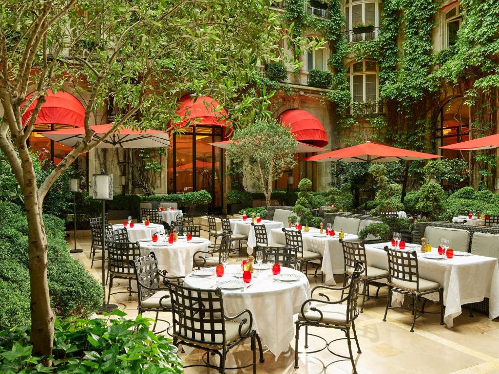 Hôtel Plaza Athénée &#8211; Dorchester Collection: Discover Paris Luxury at Its Finest