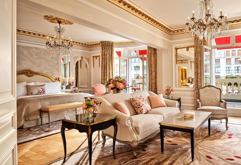 Hôtel Plaza Athénée &#8211; Dorchester Collection: Discover Paris Luxury at Its Finest