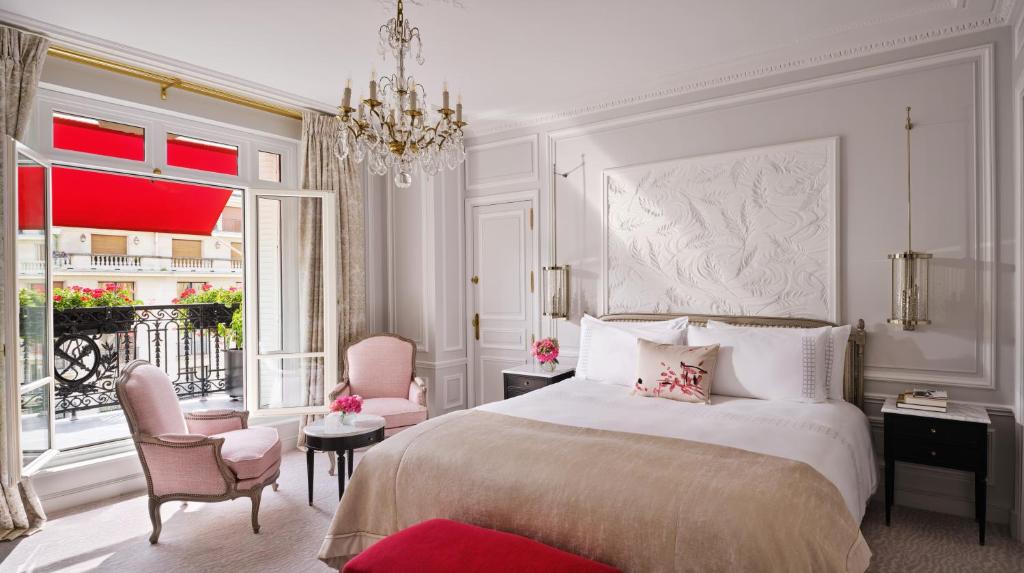 Hôtel Plaza Athénée &#8211; Dorchester Collection: Discover Paris Luxury at Its Finest