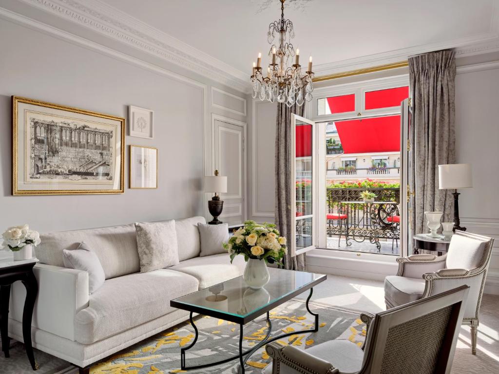 Hôtel Plaza Athénée &#8211; Dorchester Collection: Discover Paris Luxury at Its Finest