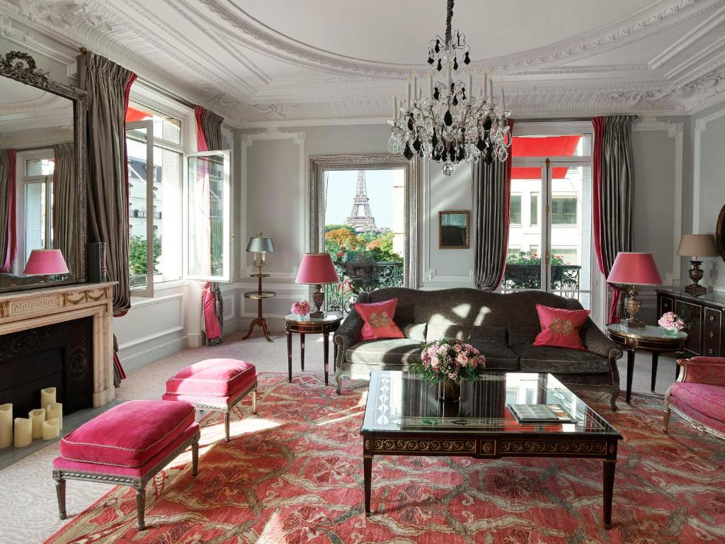 Hôtel Plaza Athénée &#8211; Dorchester Collection: Discover Paris Luxury at Its Finest