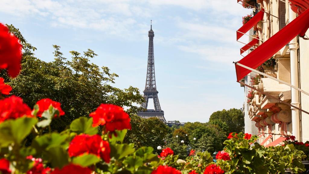 Hôtel Plaza Athénée &#8211; Dorchester Collection: Discover Paris Luxury at Its Finest