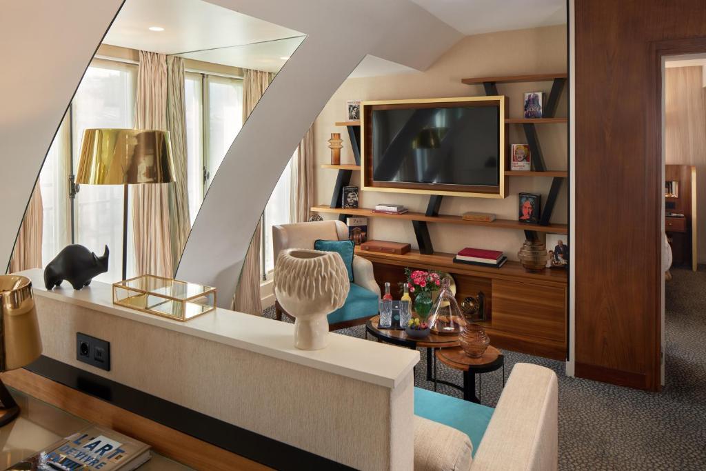 Maison Albar &#8211; Le Pont-Neuf: Discover the Luxury and Comfort of Parisian Hospitality
