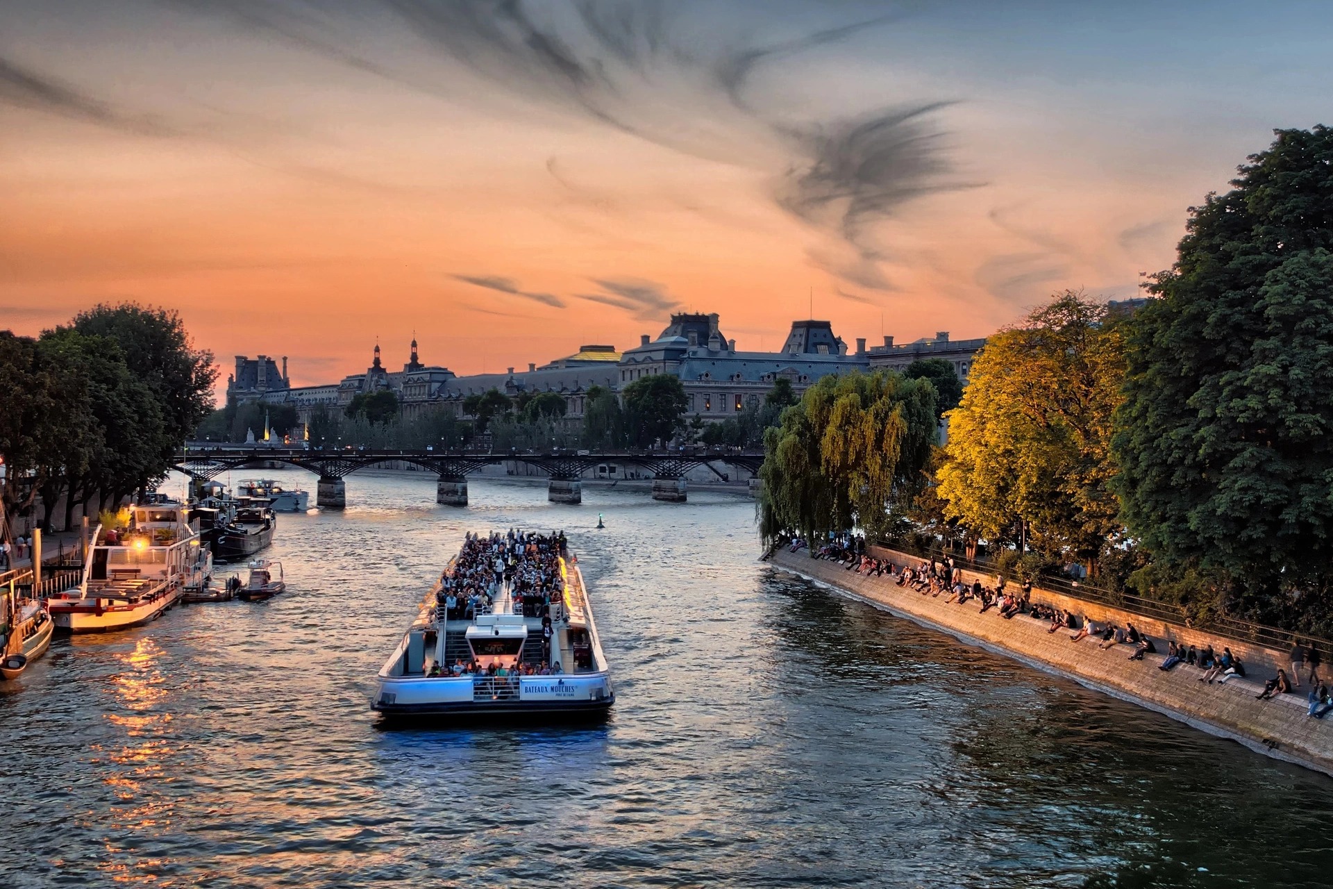 Sông Seine: Discovering the Heart of Paris from its Majestic River